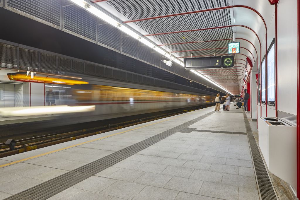 Das aktuelle Bild hat keinen Alternativtext. Der Dateiname ist: metro-station-by-night-in-vienna-city-center-publ-2026-01-07-06-35-41-utc-scaled-e1771942820864.jpg